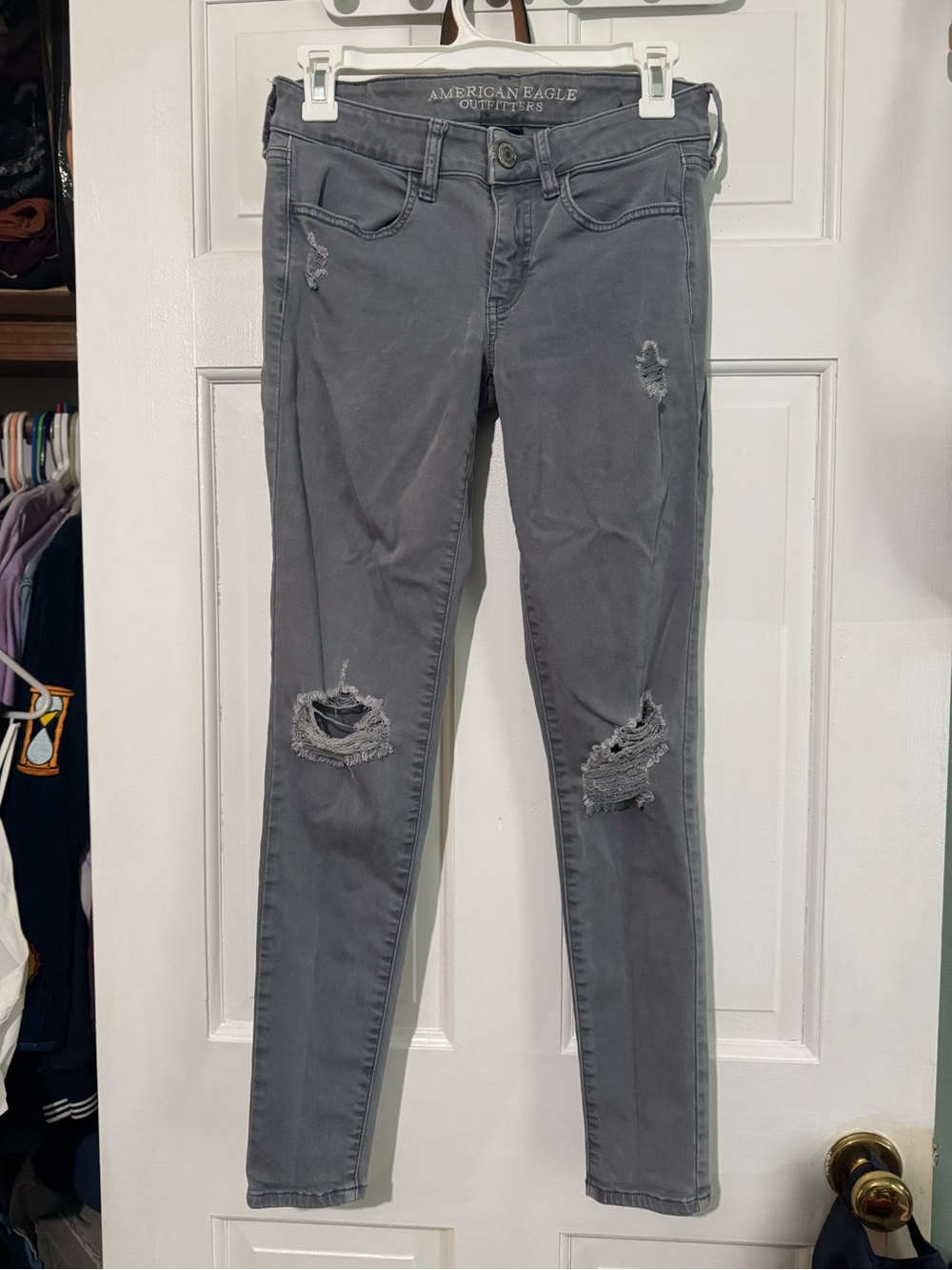 American Eagle Size 2 Gray Ripped Skinny Jeans